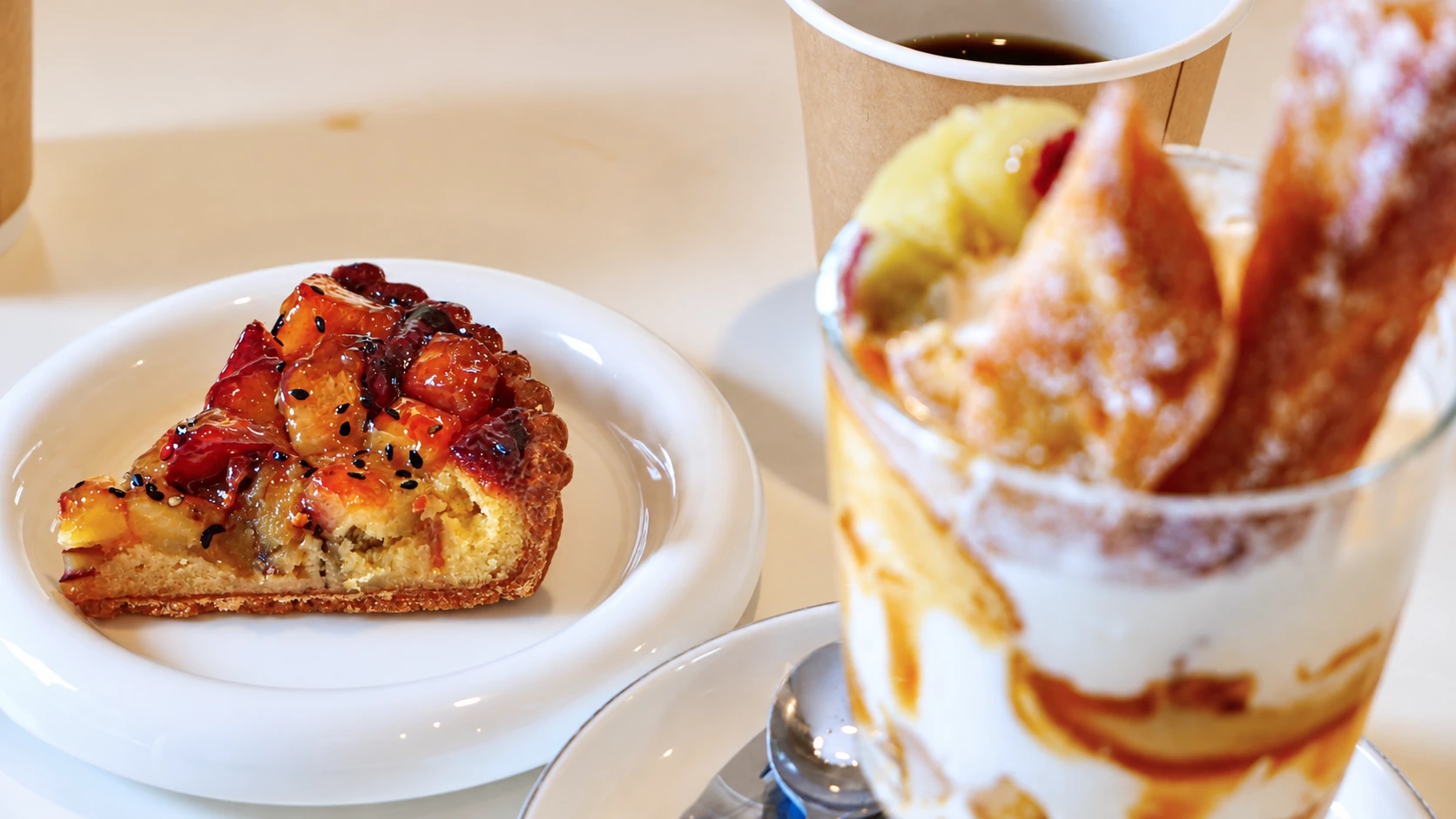さつまいものタルトとパフェ、コーヒーが並ぶテーブル