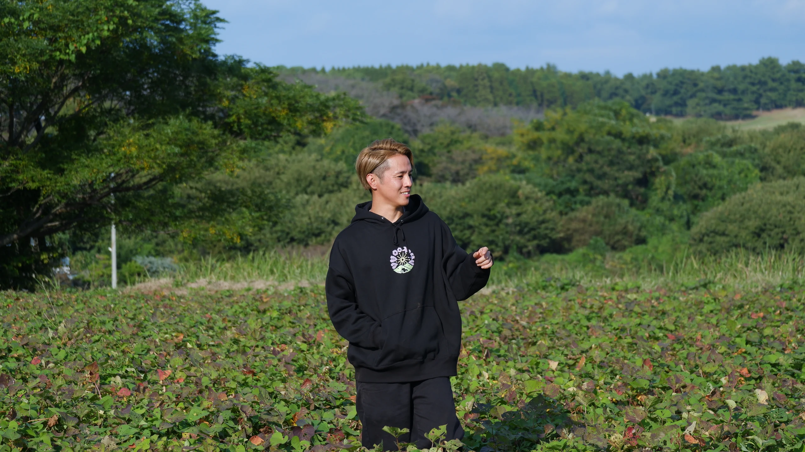 益城のさつまいも畑に立つ、はやたファームの早田直樹さん